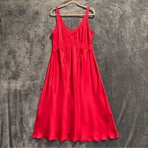 Enchanting Women XL/XG (18) Red Long Satin Nightgown Scoop Neck Embellished